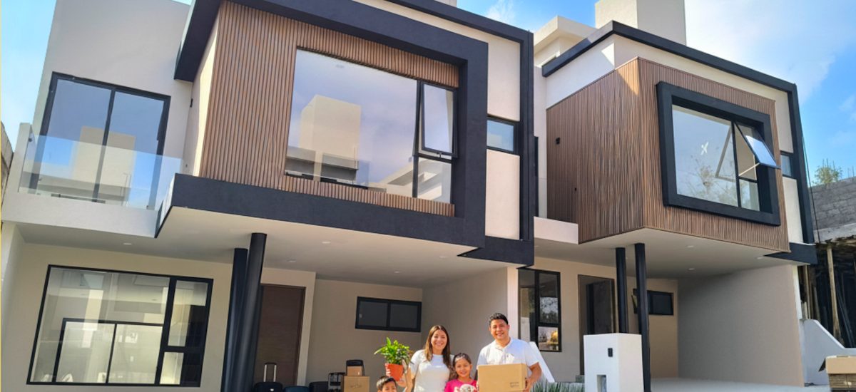 Familia feliz frente a su casa nueva en Residencial Puerta del Lago, Cuautitlán Izcalli